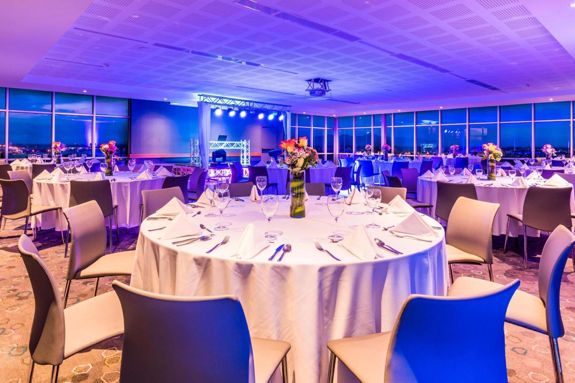 Courtyard By Marriott Airport Hotel