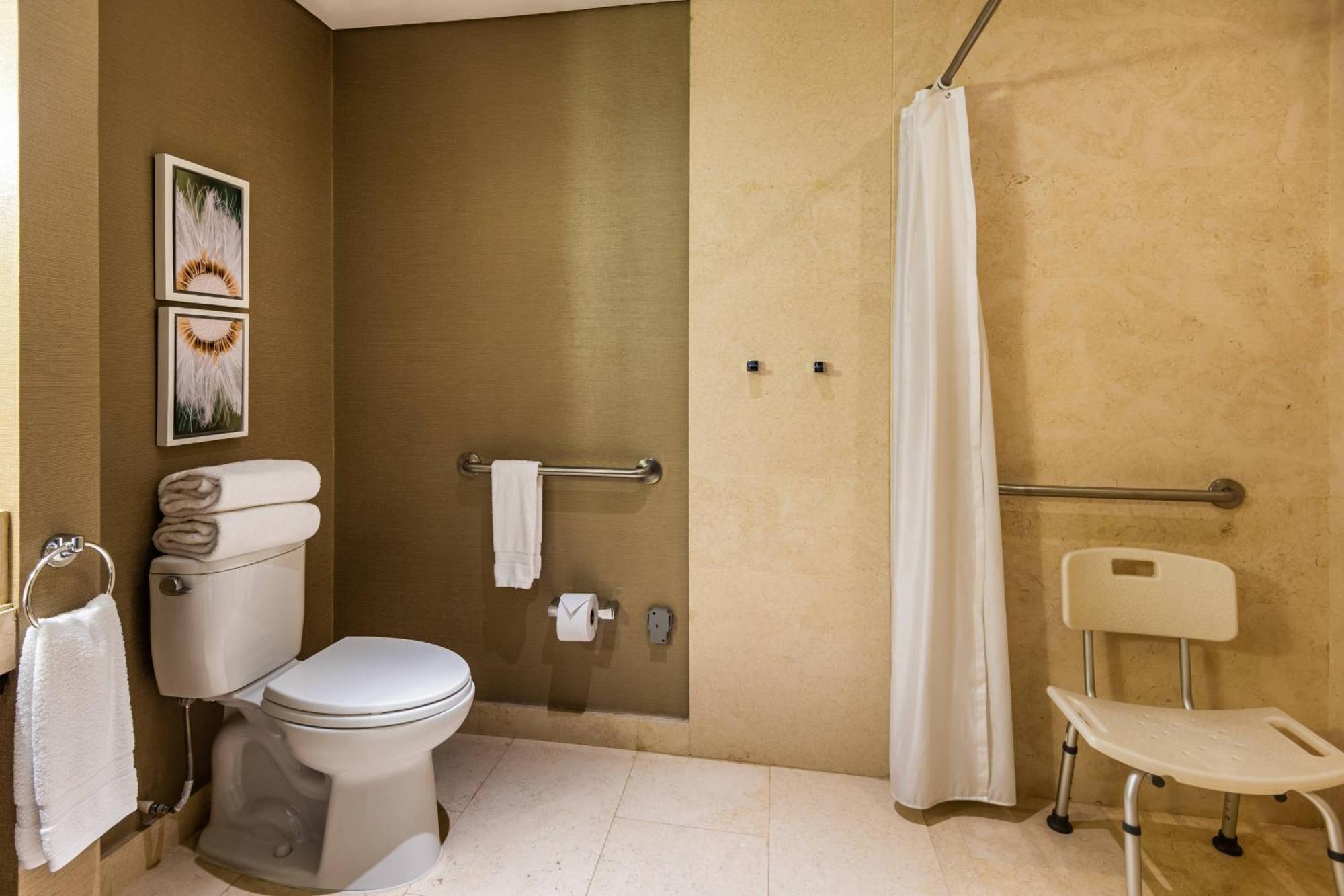 Hotel Courtyard By Marriott Airport Bogota