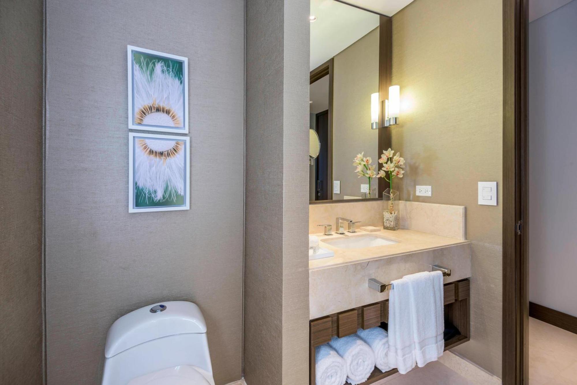 Hotel Courtyard By Marriott Airport