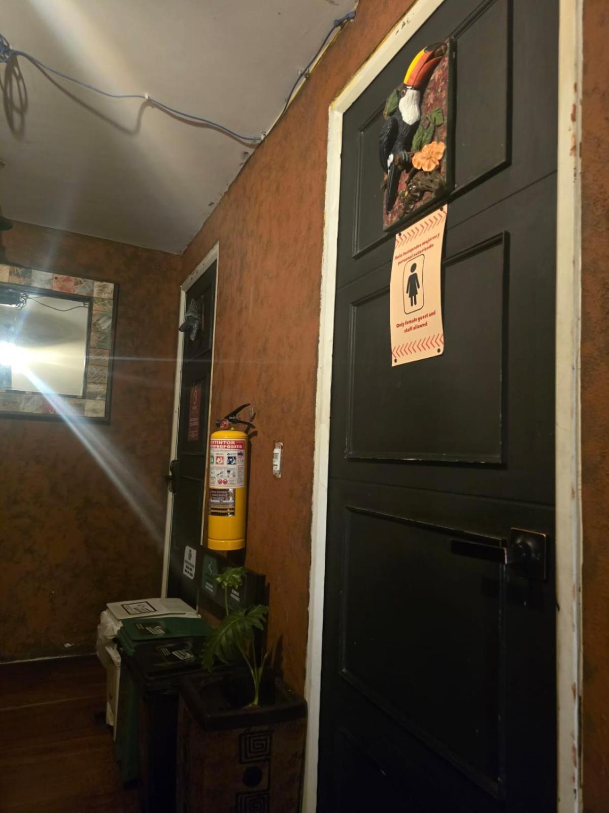 Portelli Hostal-zona G Para Extranjeros Hostel