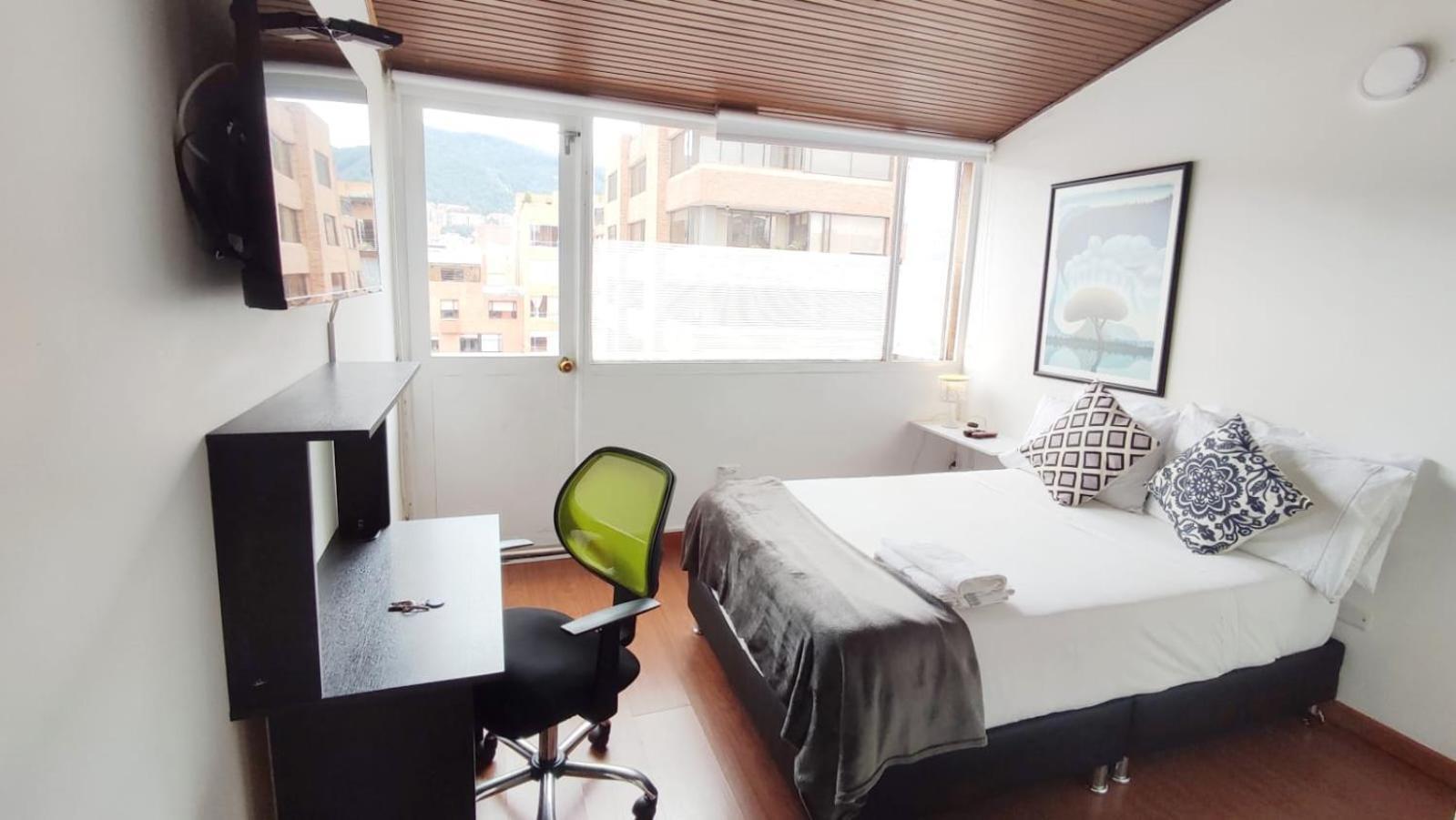 8 Amplia Bano Y Balcon Privado Unicentro Bogota