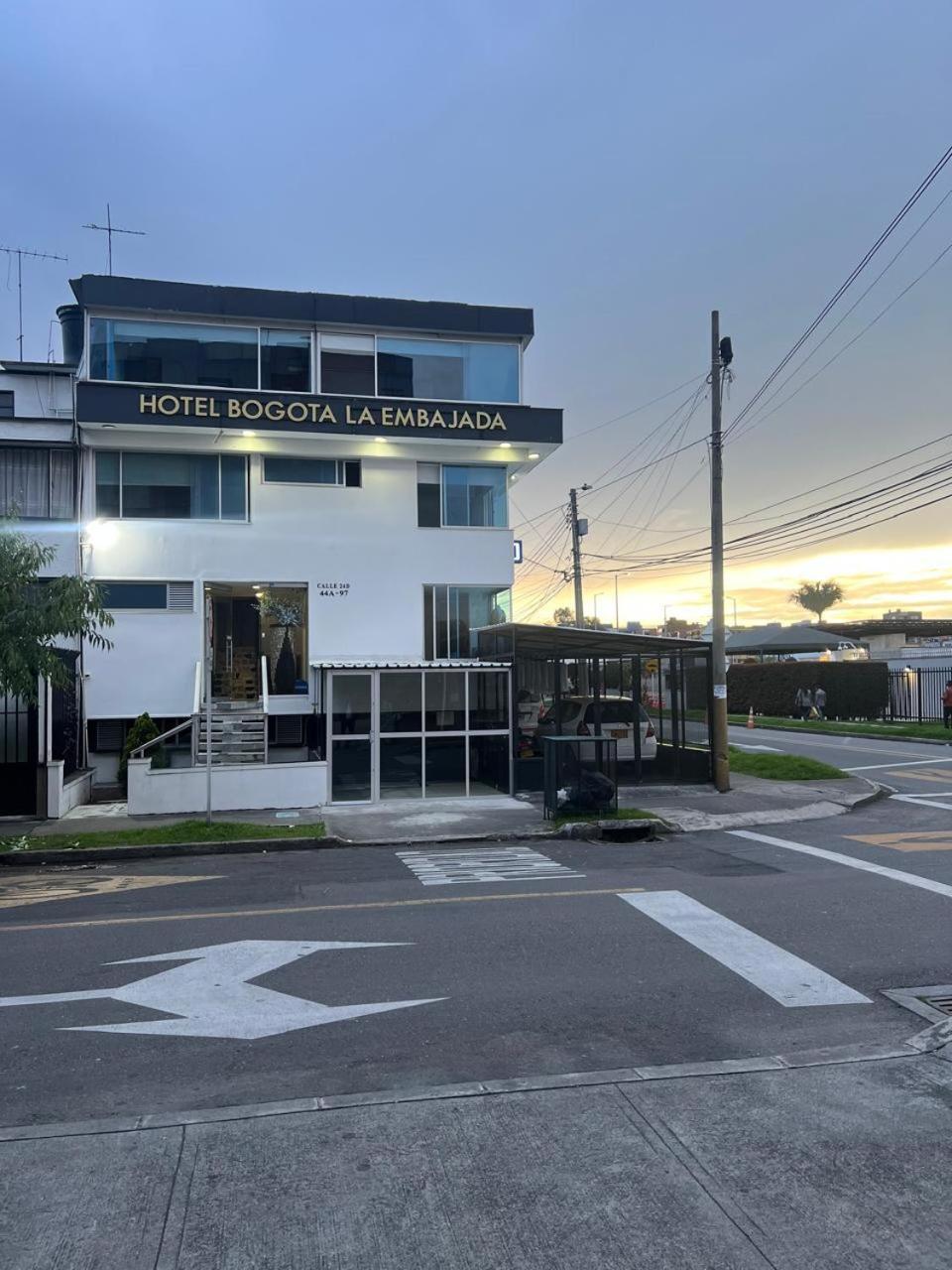 La Embajada *