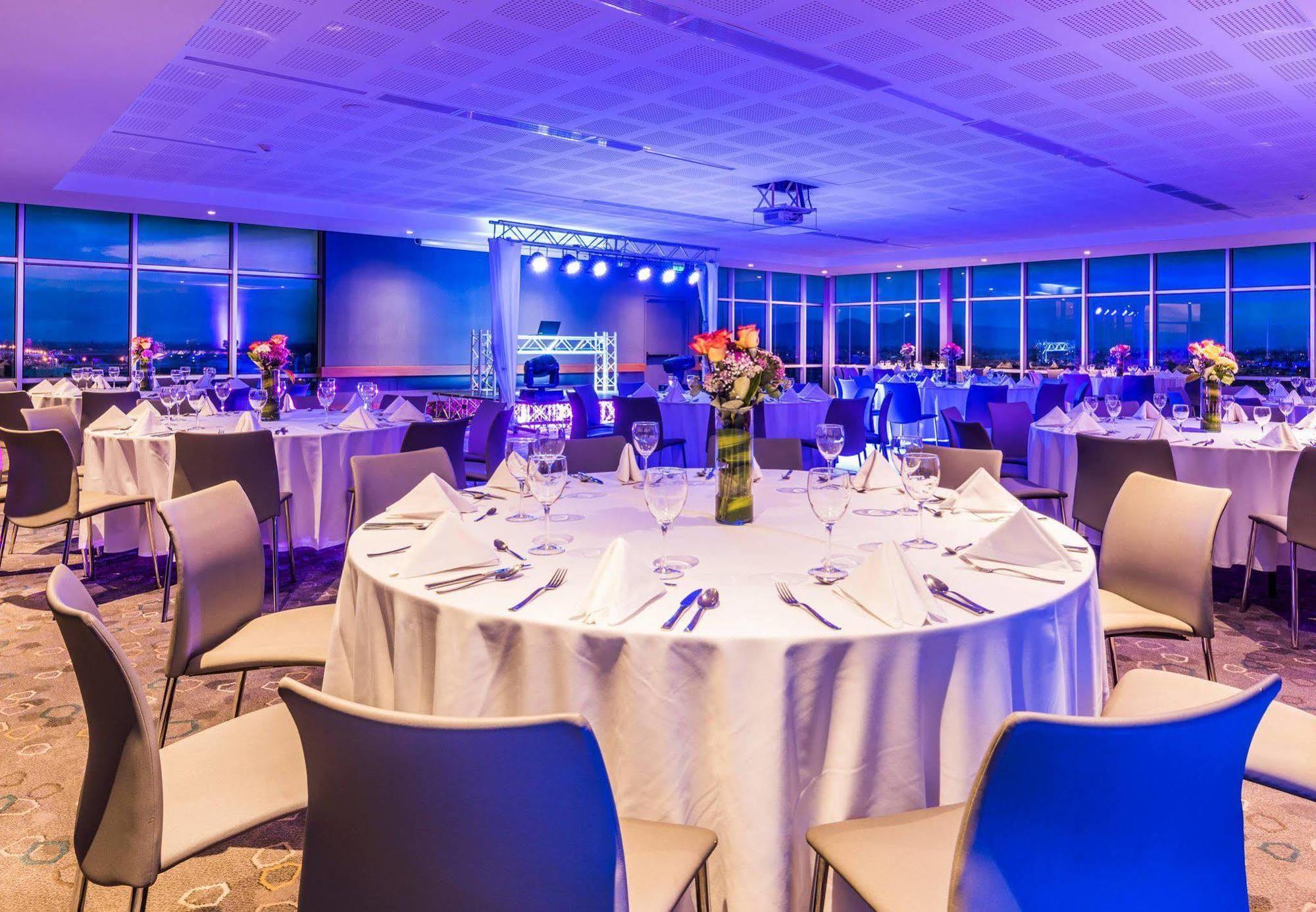 Courtyard By Marriott Airport Hotel