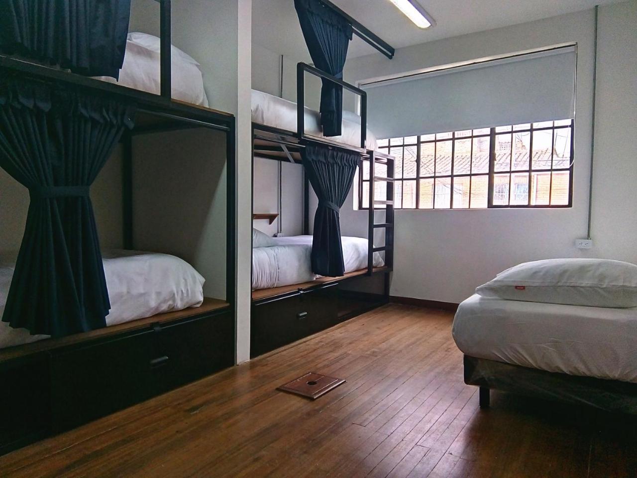 Media Luna Hostal *