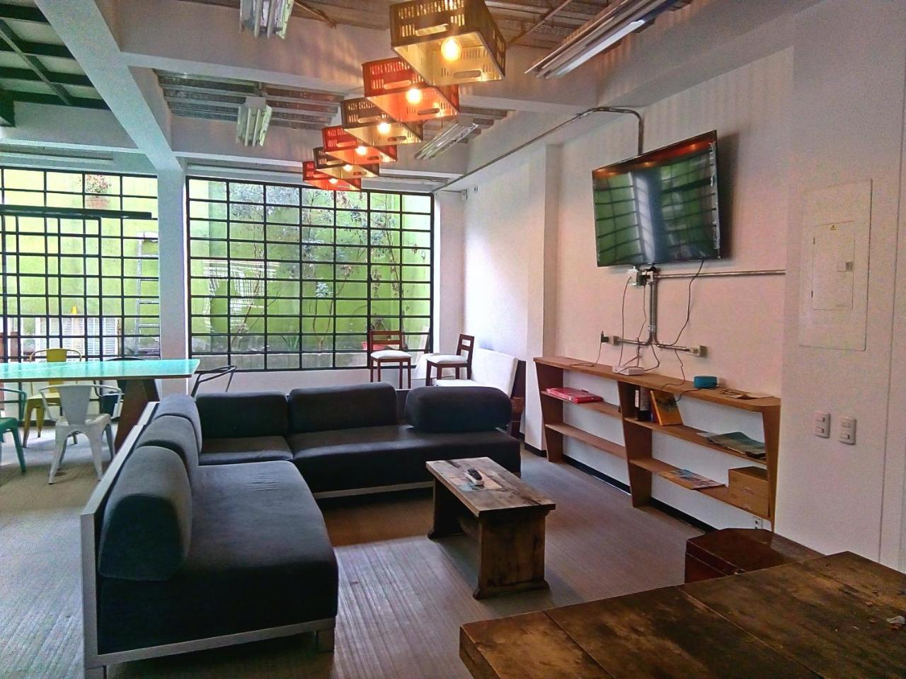 Media Luna Hostal *